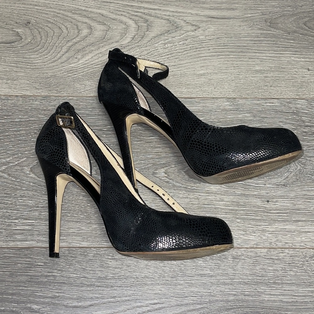 Faux snakeskin pump INC